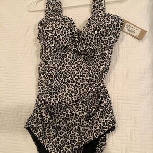 NWT Albion ruched tummy control.